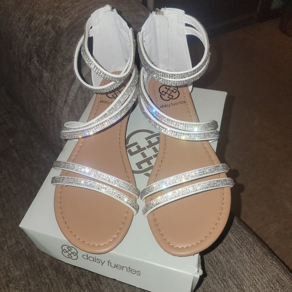 Daisy fuentes rhinestone sandals